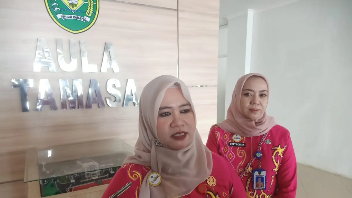 WAWANCARA: Kepala Disdukcapil Tapin Rina Indriani didampingi Sekretaris diwawancarai awak media Tapin.
Foto Rasidi Fadli&nbsp;