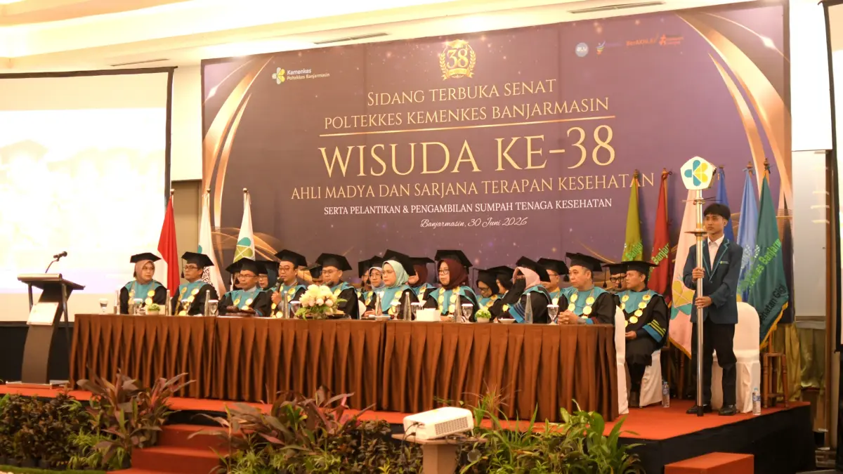WISUDA: Direktur Poltekkes Kemenkes Banjarmasin, Dr. H. Mars Khendra Kusfriyadi, STP., MPH, bersama jajaran senat berfoto bersama para wisudawan pada Sidang Terbuka Senat Wisuda ke-38 di Ballroom Rattan Inn Hotel Banjarmasin, Selasa (30/6/2026).