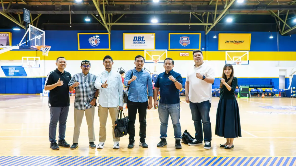 Perwakilan Perbasi Kalimantan Selatan bersama tim Radar Banjarmasin saat berkunjung ke kantor DBL Indonesia di Surabaya, Rabu (1/7/2026). Kunjungan ini menjadi langkah konkret Perbasi Kalsel dalam mempelajari cara mengelola kompetisi, membangun program pembinaan berjenjang, dan menjalin kolaborasi strategis dengan DBL Indonesia demi mengangkat basket Kalimantan Selatan ke level yang lebih tinggi. (DBL Indonesia)