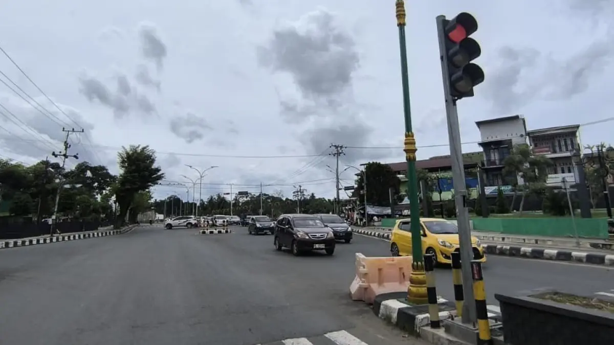 ARUS KENDARAAN: Kondisi arus kendaraan di kawasan perkotaan Paringin. Ketidakjelasan rambu dan minimnya kesadaran dinilai menjadi pemicu tingginya angka pelanggaran lalu lintas di kawasan ini.