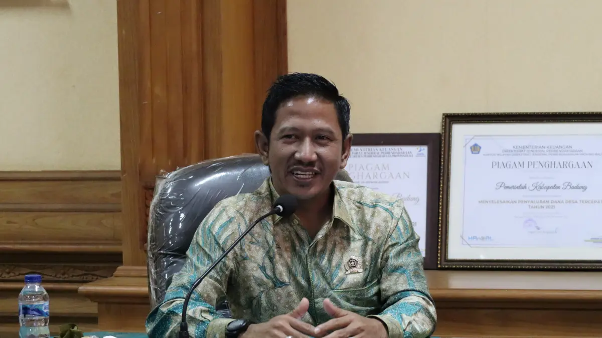 BERI DUKUNGAN: Ketua DPRD Tapin Achmad Riduan Syah memberikan dukungan kepada dua atlet MMA Tapin yang akan bertanding di kejuaraan dunia.
Foto Rasidi Fadli&nbsp;