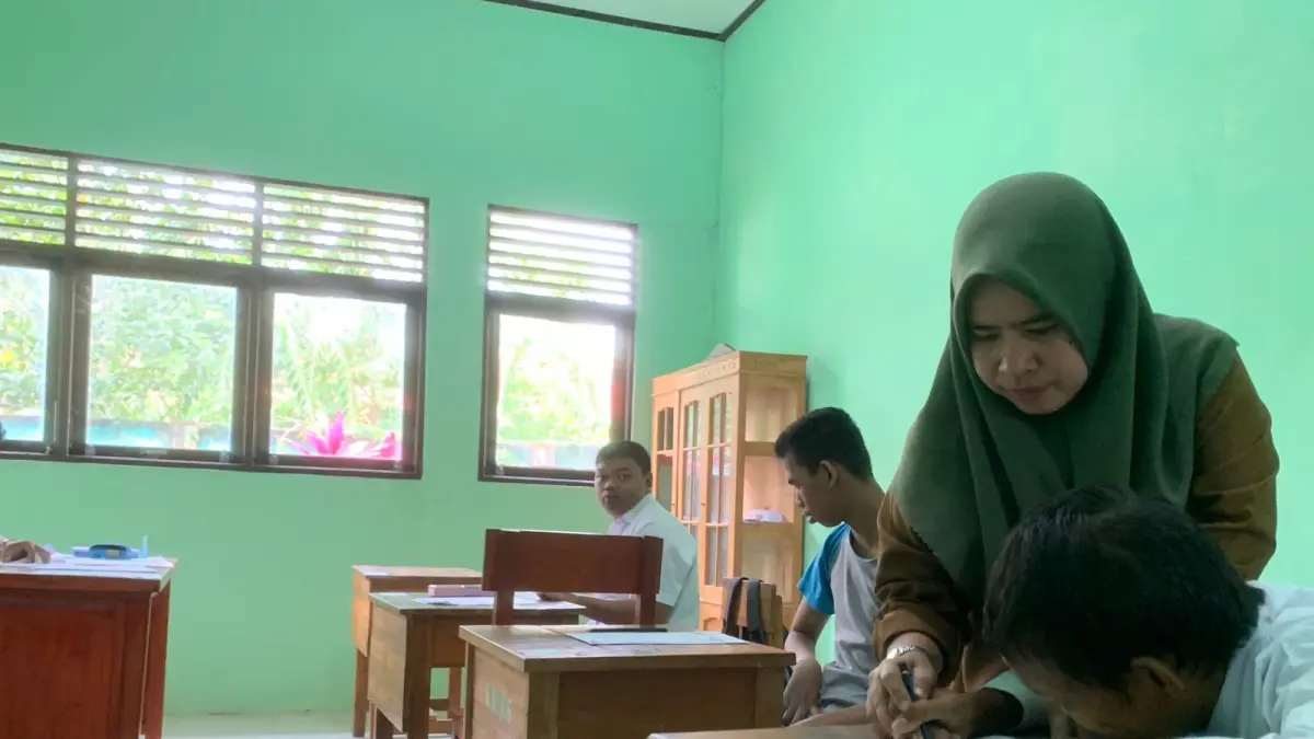 BERKEBUTUHAN KHUSUS: Tiga siswa berkebutuhan khusus mengikuti kegiatan belajar bersama guru pendamping. Dinas Pendidikan Tanah Bumbu menyiapkan sekitar 60 guru pendamping ABK yang akan ditempatkan pada 2027. (Foto: Zulqarnain/Radar Banjarmasin)