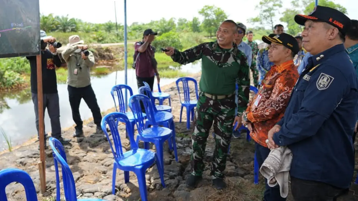BERPROSES: Pembangunan jalan Margasari-Panahan dilakukan bertahap. Bupati Tapin tinjau progres proyek jalan sepanjang 1,5 kilometer yang sudah dibangun.
