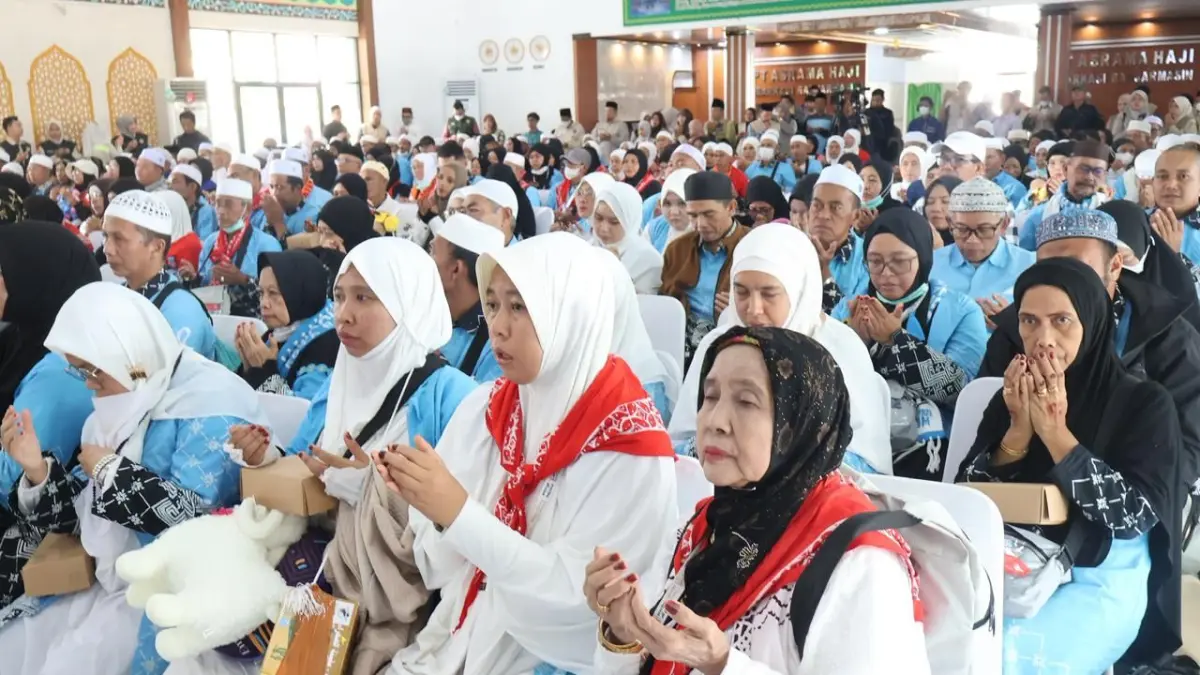 BERSYUKUR: Kloter terakhir jemaah haji Debarkasi Banjarmasin BDJ-19 tiba di Kalsel, Rabu (1/7). (Istimewa)