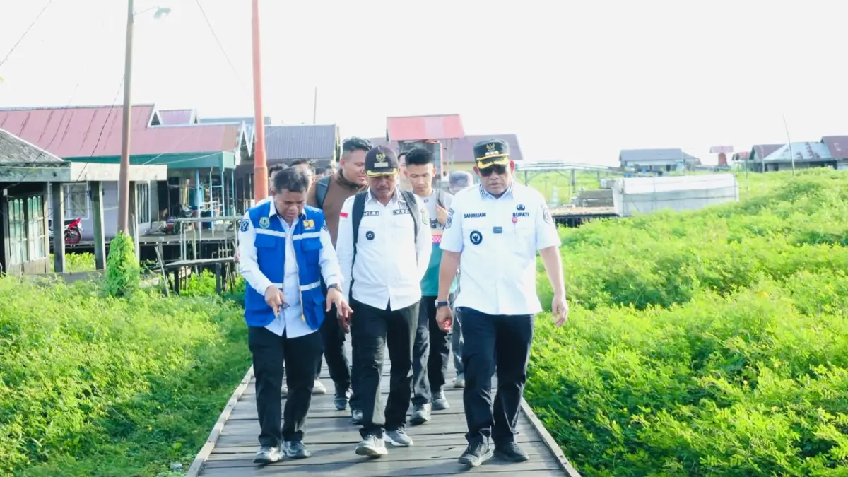 Bupati HSU, Sahrujani dan Kepala Dinas PUPR HSU, Amos Silitonga meninjau jalan di Kecamatan Sungai Pandan dan Babirik.
