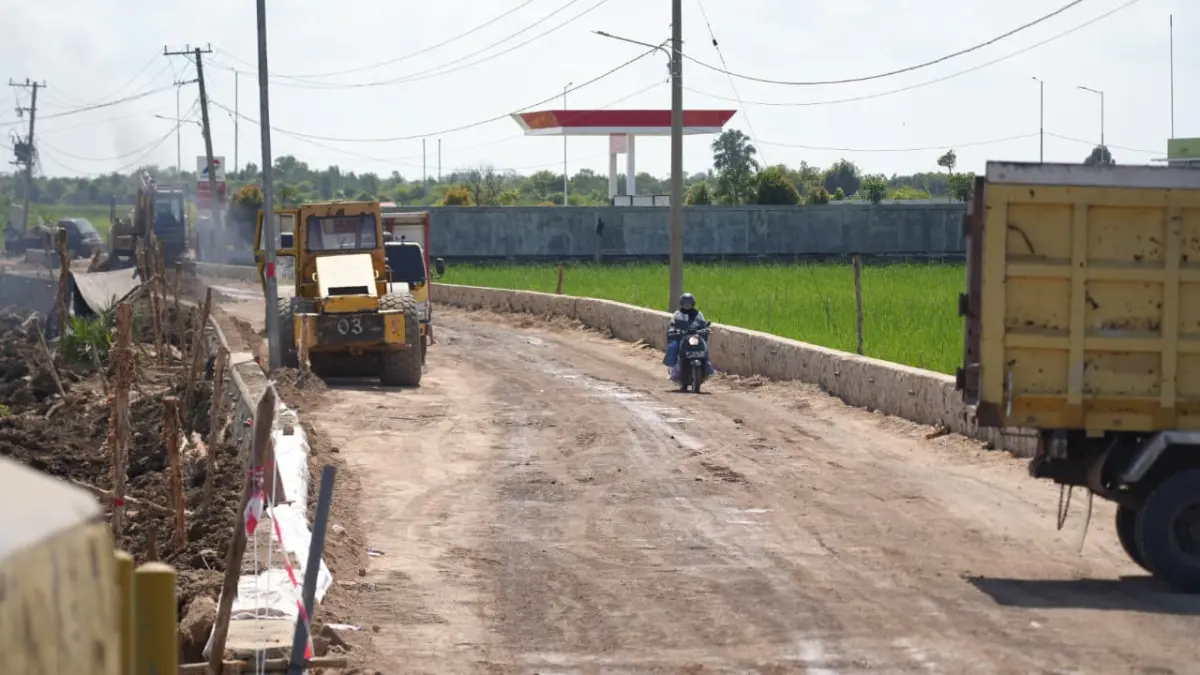 DIPERBAIKI: Jalan Nasional Muara Muning–Balimau Mulai Diperbaiki dan Ditinggikan mulai diperbaiki, akses ini merupakan alternatif Hulu Sungai ke Banjarmasin ataupun sebaliknya.
Foto Rasidi Fadli&nbsp;