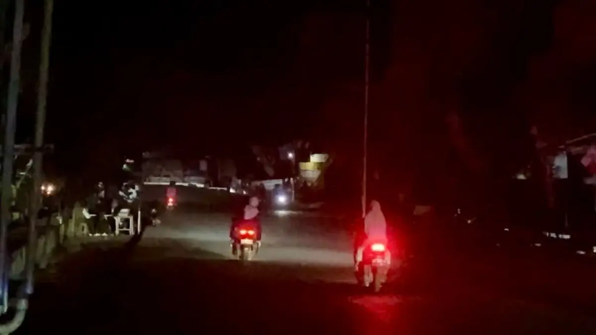 GELAP: Suasana perempatan depan Limbur Raya, Kotabaru, saat penghentian sementara pasokan listrik yang dilakukan PLN akibat gangguan teknis pada sistem pembangkit, Rabu (1/7/2026) malam. (Foto: Jumain/Radar Banjarmasin)
