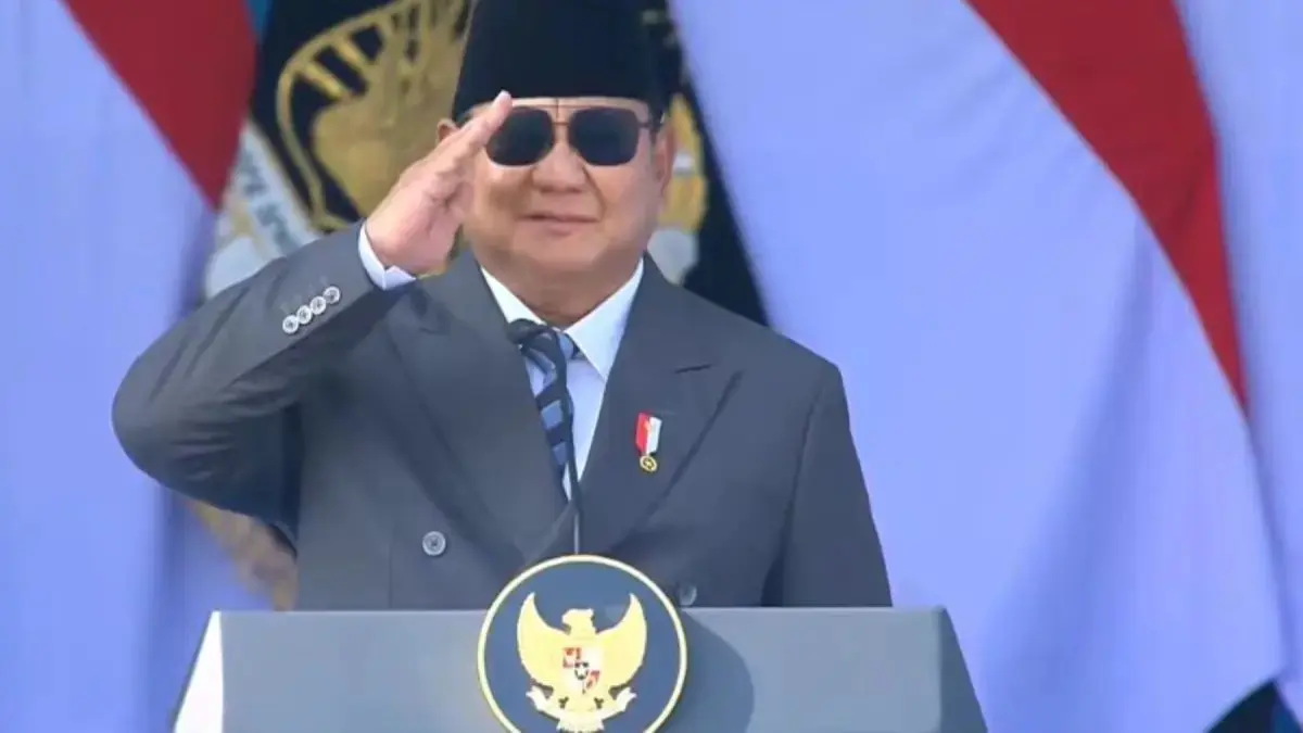 HORMAT: Presiden Prabowo Subianto di Upacara Peringatan Hari Bhayangkara ke-80 di Satuan Latihan (Satlat) Brimob, Cikeas, Bogor, Jabar, Rabu (1/7). (Setpres)