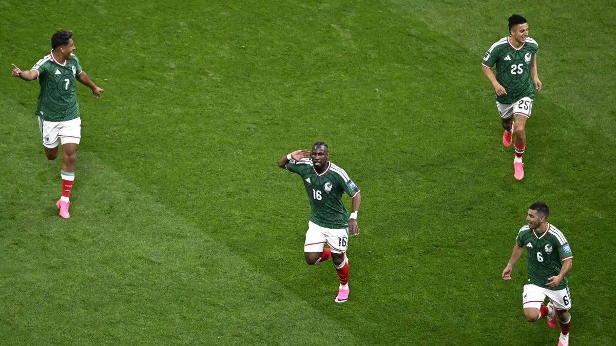 MELENGGANG: Tuan rumah Piala Dunia 2026, Meksiko melenggang ke 16 besar usai menekuk Ekuador 2-0 di Stadion Mexico City, Meksiko pada Rabu (1/7).&nbsp;
(AFP)&nbsp;