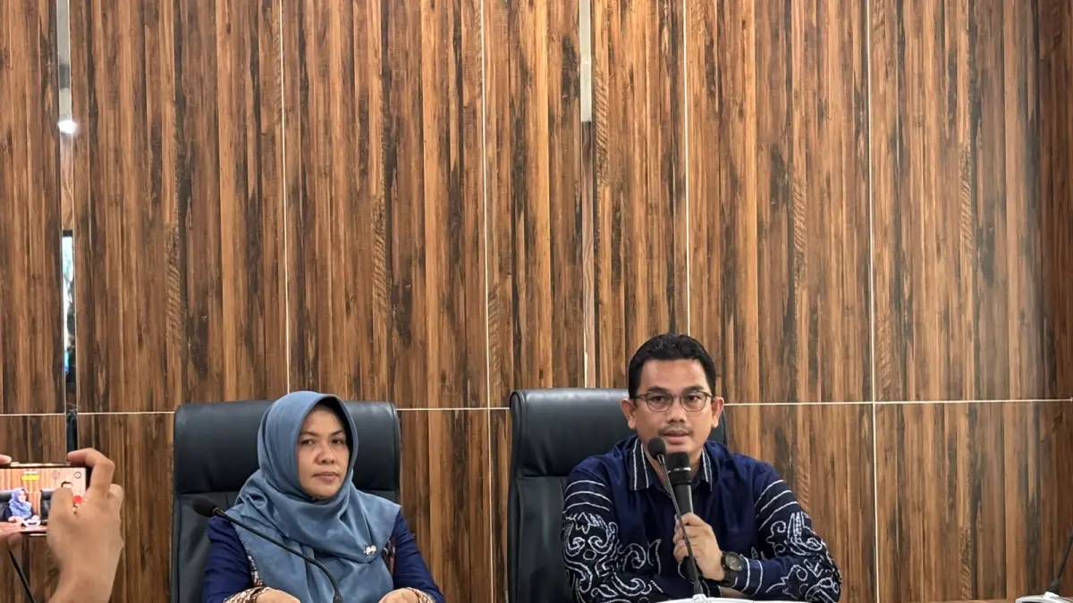 MENJELASKAN: Ketua Panitia Pilrek ULM, Prof. Ifrani didampingi sekretaris, Prof. Rusma Noortyani menyampaikan hasil pemilihan rektor yang terus bergulir.(Zulvan Rahmatan/Radar Banjarmasin.