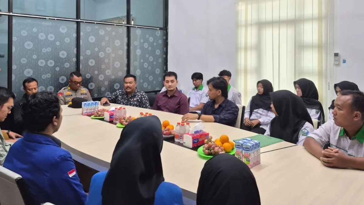 MENJELASKAN: Manajer PLN ULP Pelaihari Hudaibiy Hibban memberikan penjelasan kepada perwakilan HPPMTL dan PC PMII Tanah Laut mengenai penyebab pemadaman listrik saat bertemu di Kantor PLN ULP Pelaihari, Kamis (2/7/2026). (Foto: Norsalim Yahya/Radar Banjarmasin)