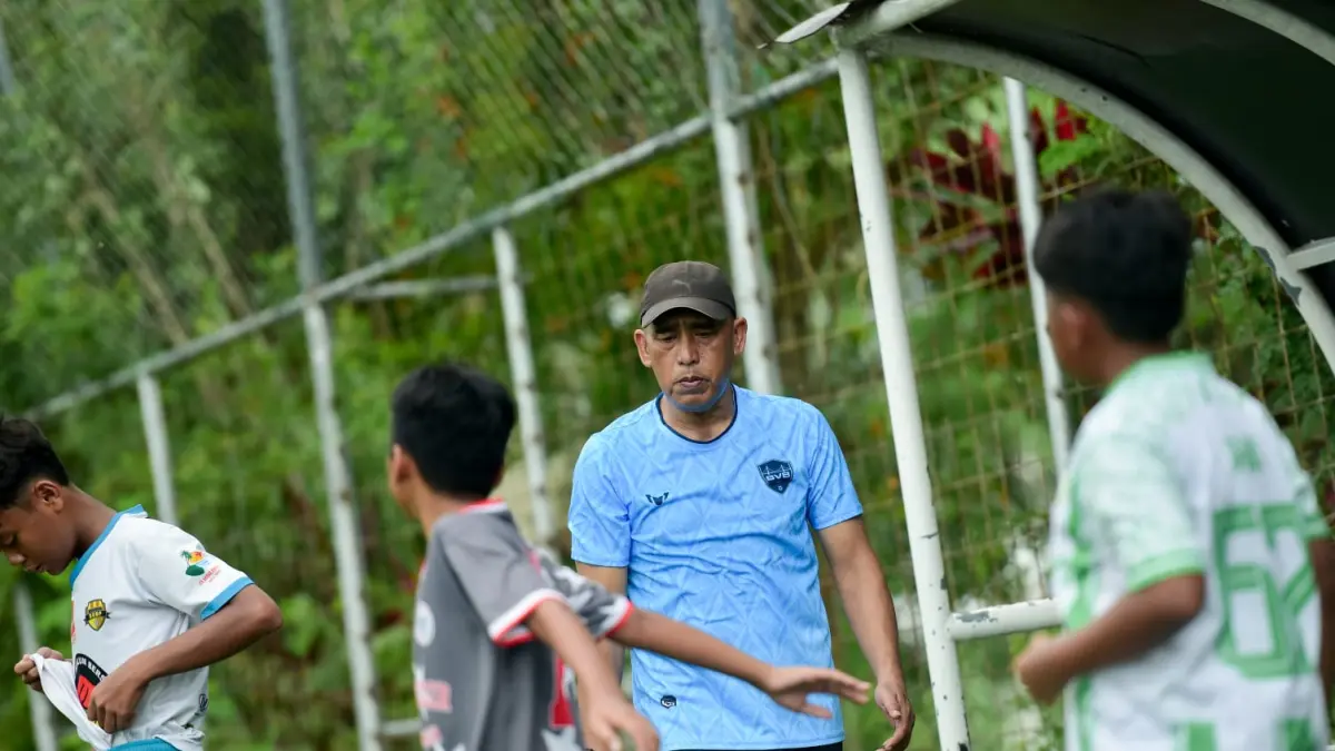 Para pemain muda SSB BVB Banjarmasin dibawah asuhan Salahudin menjalani sesi latihan intensif jelang Piala Suratin Regional Banjarmasin 2026. (M Idris Jian Sidik)