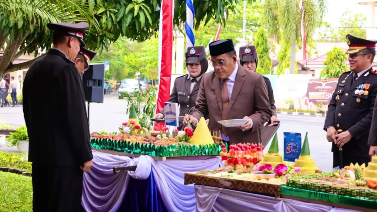 POTONG TUMPENG: Bupati HSU, H Sahrujani bersama jajaran Forkopimda menghadiri Upacara Peringatan Hari Bhayangkara ke-80 di halaman Polres HSU, Rabu (1/7/2026).(Foto: Pemkab HSU)