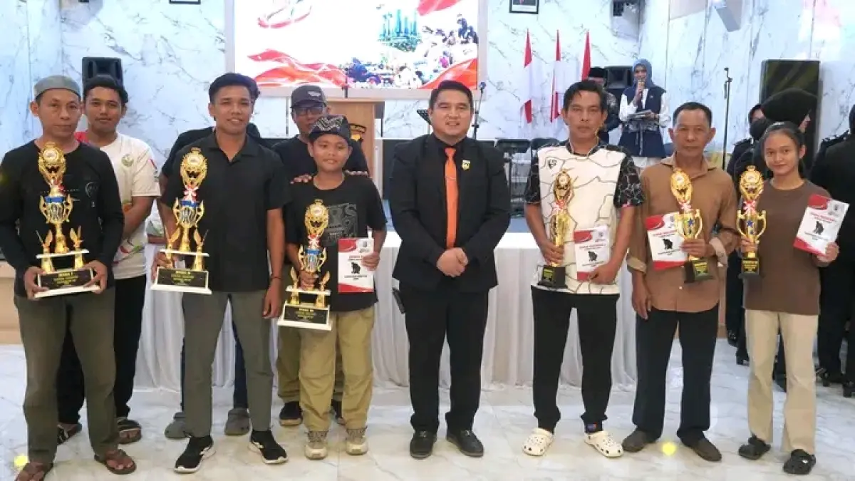SELAMAT: Ketua DPRD HSS, H Akhmad Fahmi menyerahkan trofi penghargaan pemenang lomba HUT Bhayangkara ke-80 di Mapolres HSS, Rabu (1/7/2026).(Foto: Istimewa)&nbsp;