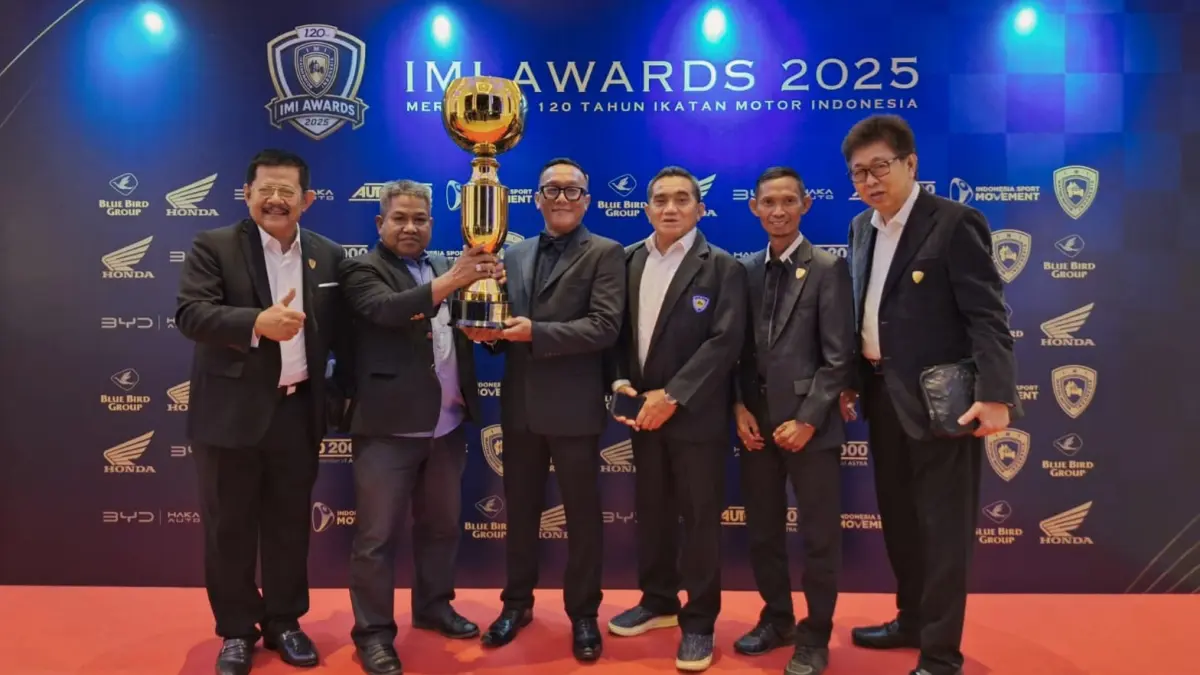 Sekretaris IMI Kalimantan Selatan, M Ramli Firdaus, menerima trofi IMI Terbaik 1 se-Indonesia dari Ketua Umum IMI Moreno Soeprapto dalam malam penganugerahan IMI Award 2025 sekaligus Anniversary 120 Tahun IMI di Gedung Tri Barata, Jakarta, Rabu (1/7/2026).