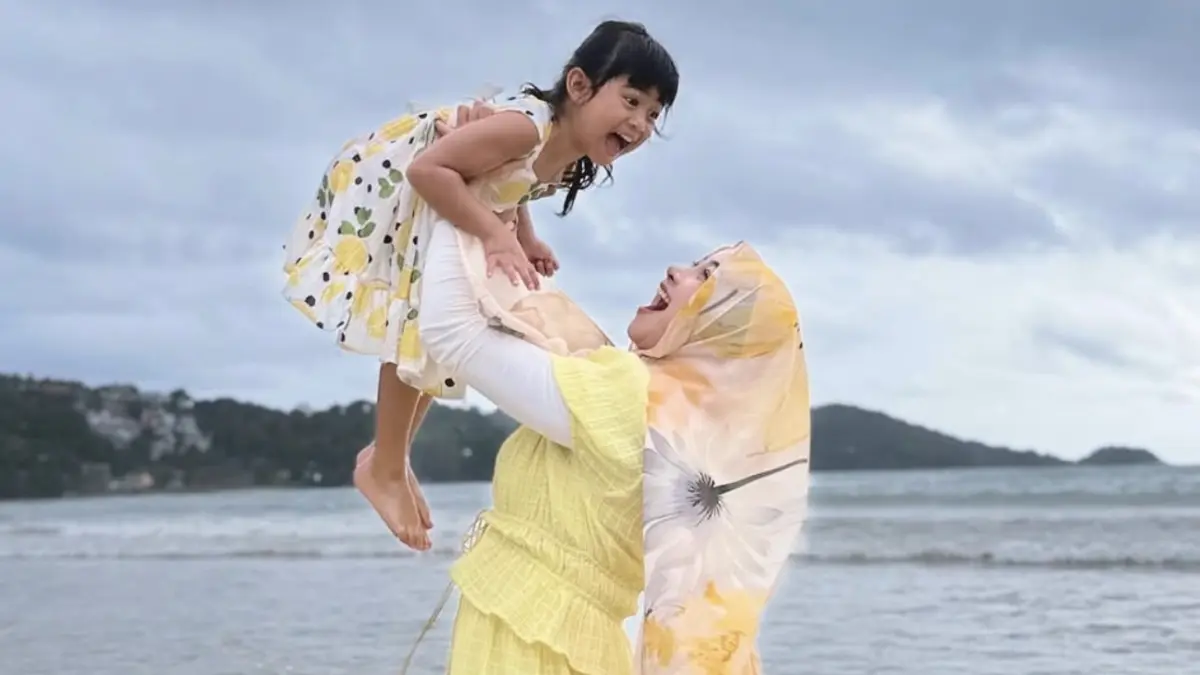 BAHAGIA: Ria Ricis dan Moana tampak bahagia saat berlibur di pantai di Phuket, Thailand. (Foto: Instagram)