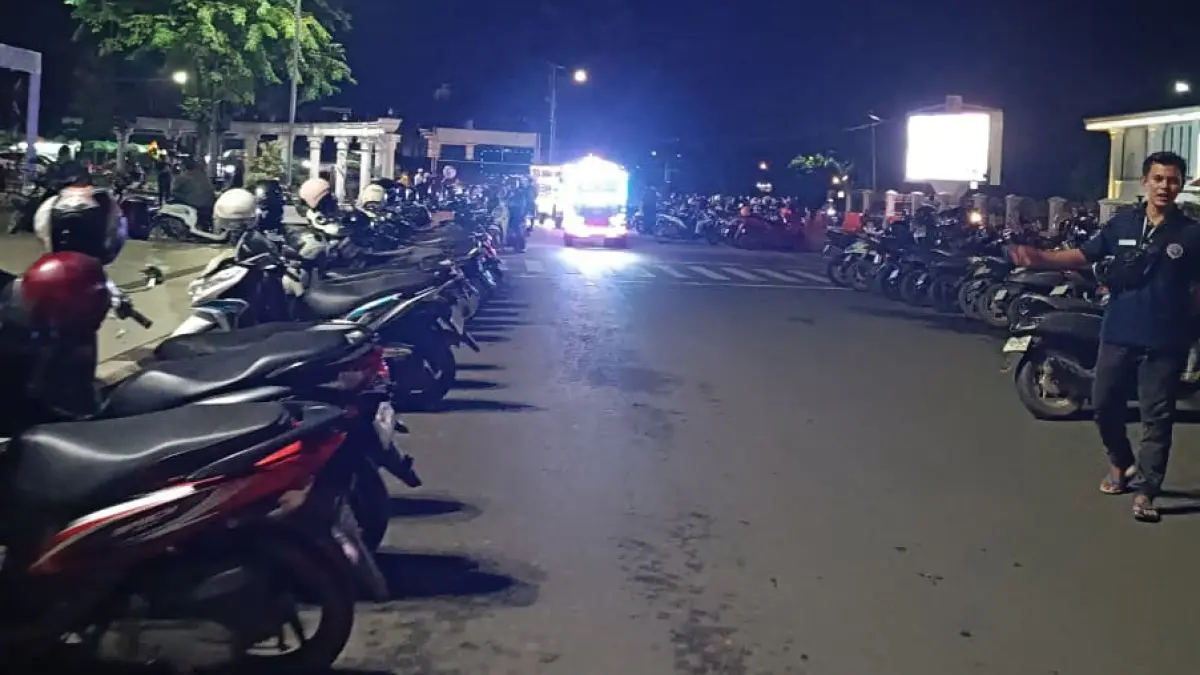 BERJEJER: Suasana parkiran motor di Lapangan Murjani Banjarbaru.