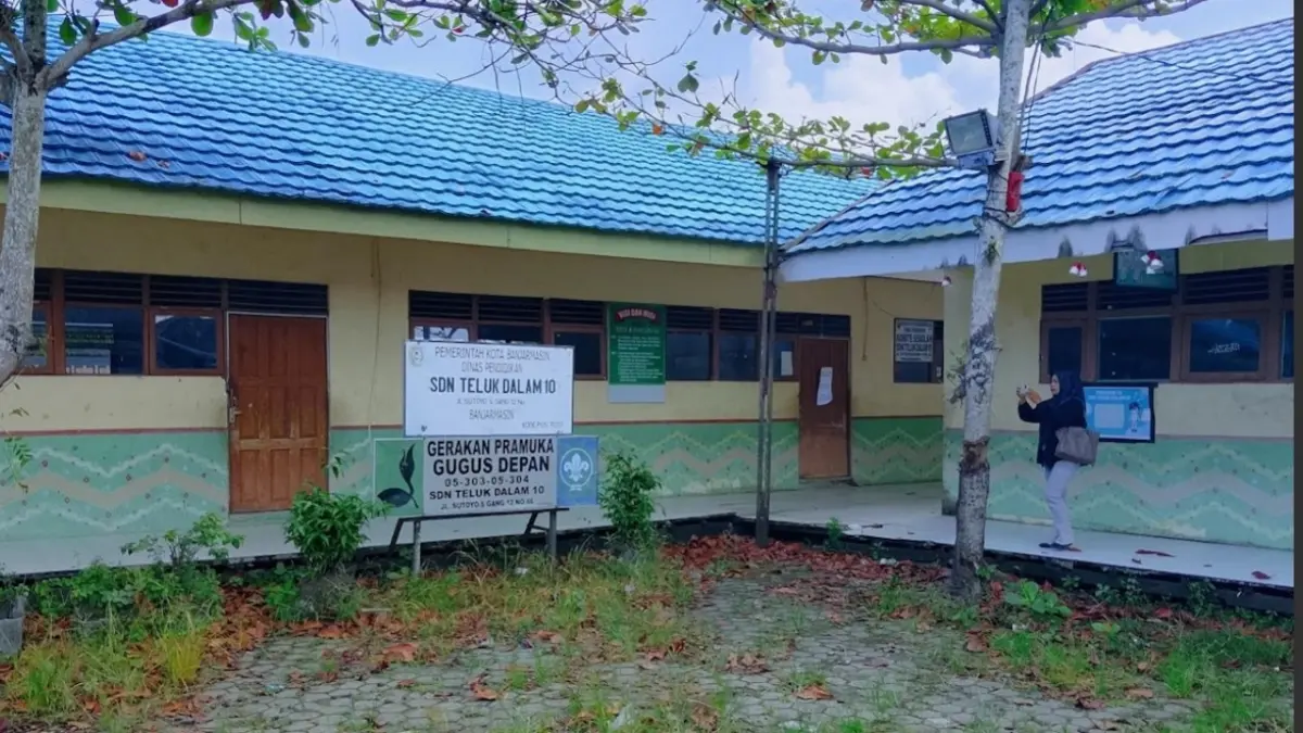 CARI AKAR MASALAH: Aktivitas di SDN Teluk Dalam 10 terlihat lengang. Minimnya jumlah pendaftar pada SPMB 2026 membuat DPRD Kota Banjarmasin berencana memanggil Dinas Pendidikan untuk mencari solusi.(Foto: Endang Syarifuddin/Radar Banjarmasin)