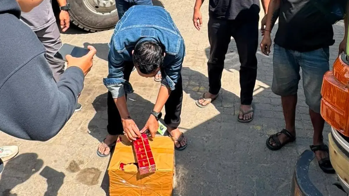 DIBONGKAR: Sebuah truk Fuso di Pelabuhan Trisakti Banjarmasin diduga mengangkut rokok ilegal saat memasuki Pelabuhan Trisakti Banjarmasin, Jumat (3/7/3026).