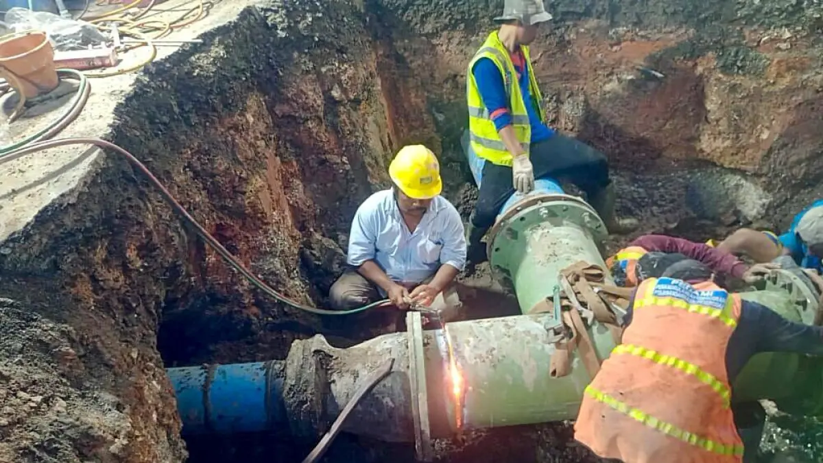Direktur Utama PAM Bandarmasih Zulbadi menjelaskan program peremajaan jaringan pipa senilai Rp85,2 miliar. Program diprioritaskan di Banjarmasin Barat dan Banjarmasin Utara untuk meningkatkan kualitas distribusi air bersih kepada pelanggan.