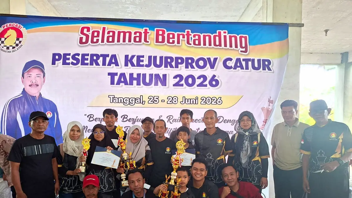 Kontingen Percasi Kabupaten Tanah Laut berfoto bersama dengan tiga medali yang diraih dalam Kejuaraan Provinsi Catur Kalimantan Selatan 2026 di SMA Negeri Banua Kalsel, Kecamatan Gambut, Kabupaten Banjar, 25-28 Juni 2026.&nbsp;