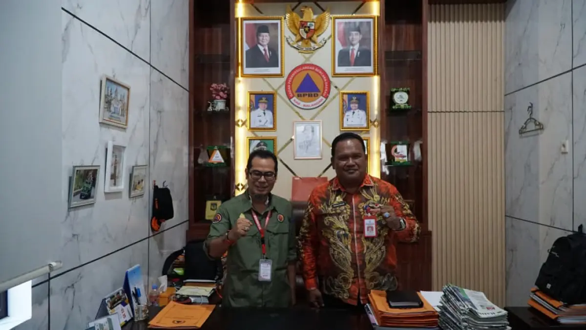 KUNJUNGAN KERJA: Kepala Pelaksana BPBD Balangan, H Rahmi, berfoto bersama Kepala Pelaksana BPBD Batola, Mirwan Efendi Siregar, beserta rombongan usai menggelar pertemuan di Kantor BPBD Balangan, Kamis (18/6).