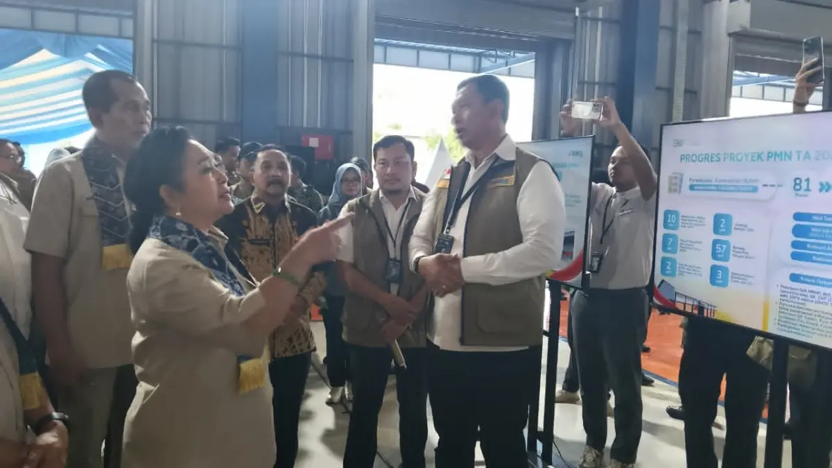 MEMANTAU: Ketua Komisi IV DPR RI, Titiek Suharto bersama rombongan saat melihat langsung gudang Bulog di Landasan Ulin yang baru selesai dibangun, Jumat (3/7/2026).&nbsp;