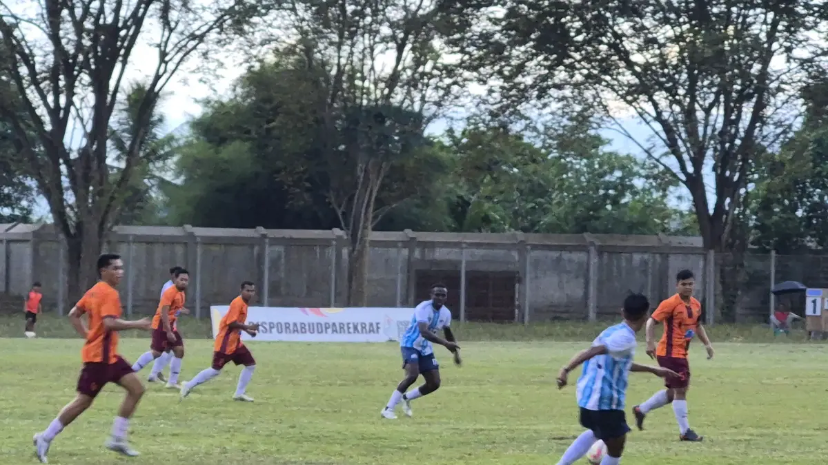 MENANG: Polres HST A (biru) membantai tim asal Balangan Batu Piring FC (Foto: Jamaluddin/Radar Banjarmasin).