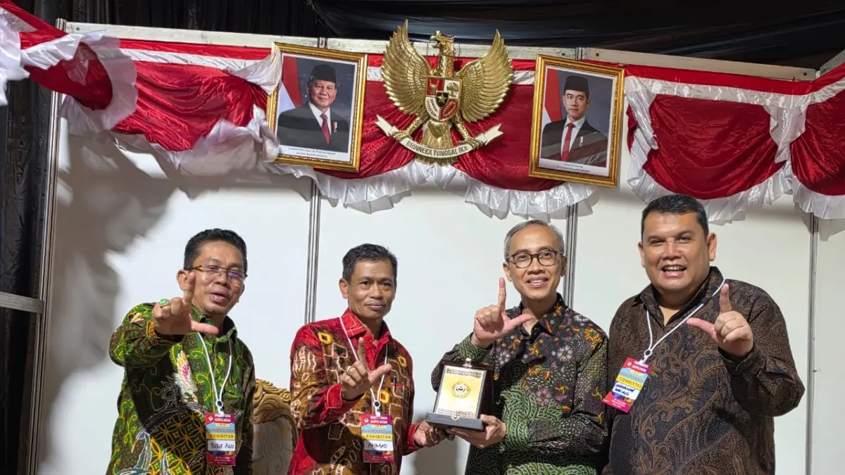 MOMEN: Rektor Universitas Lambung Mangkurat, Prof. Dr. Ahmad, S.E., M.Si., menyerahkan cendera mata kepada perwakilan penyelenggara The 3rd Indonesia–Kano Expo 2026 sebagai simbol penguatan kerja sama dan persahabatan antara ULM dengan mitra di Nigeria.