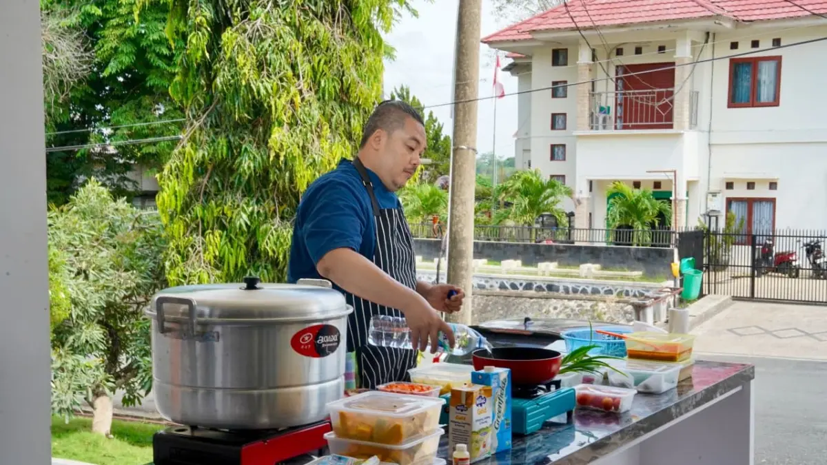 OLAH PANGAN LOKAL: Suasana kegiatan Cooking Class Menu B2SA yang digelar oleh DKP3 bersama TP PKK Kabupaten Balangan dengan menghadirkan Chef Didi Prawiro di Mahligai Mayang Maurai, Kecamatan Paringin, Rabu (10/6).