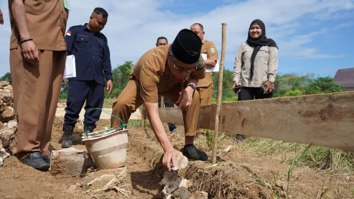PELETAKAN BATU PERTAMA: Asisten Bidang Perekonomian dan Pembangunan Setda Balangan Muhammad Nor saat prosesi peletakan batu pertama pembangunan Langgar At-Taqwa di Desa Mamigang, Senin (15/6).
