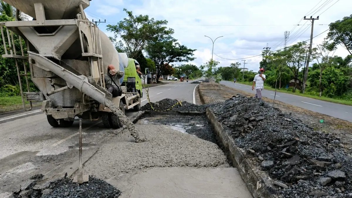 PERBAIKAN JALAN: Pekerja melakukan pengecoran ruas Jalan Lingkar Batulicin dalam program pemeliharaan jalan kabupaten Tahun 2026. (Foto: Dinas PUPR Tanah Bumbu)