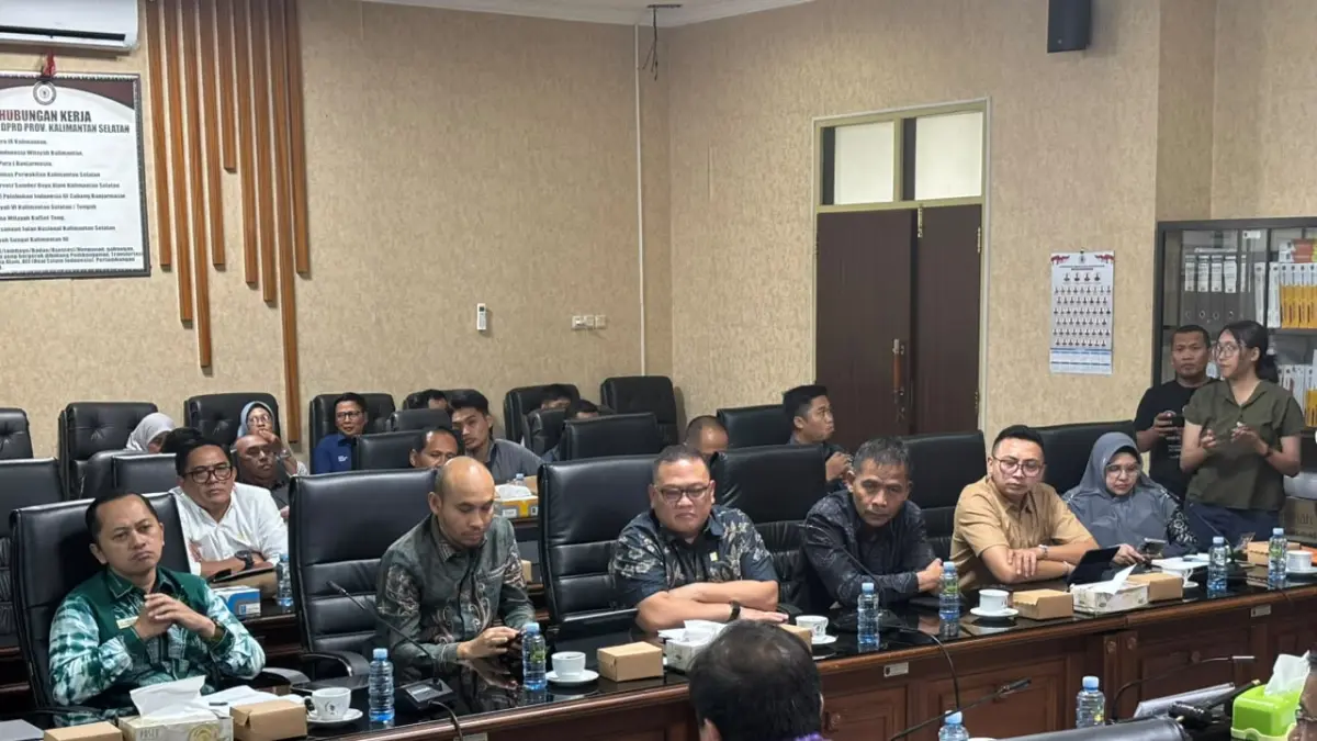 RAPAT DENGAN PENDAPAT: PT PLN UID Kalselteng menjelaskan penyebab pemadaman listrik bergilir saat rapat dengan pendapat bersama Komisi III DPRD Kalsel, Kamis (2/7). (Foto: Zulvan Rahmatan/Radar Banjarmasin)