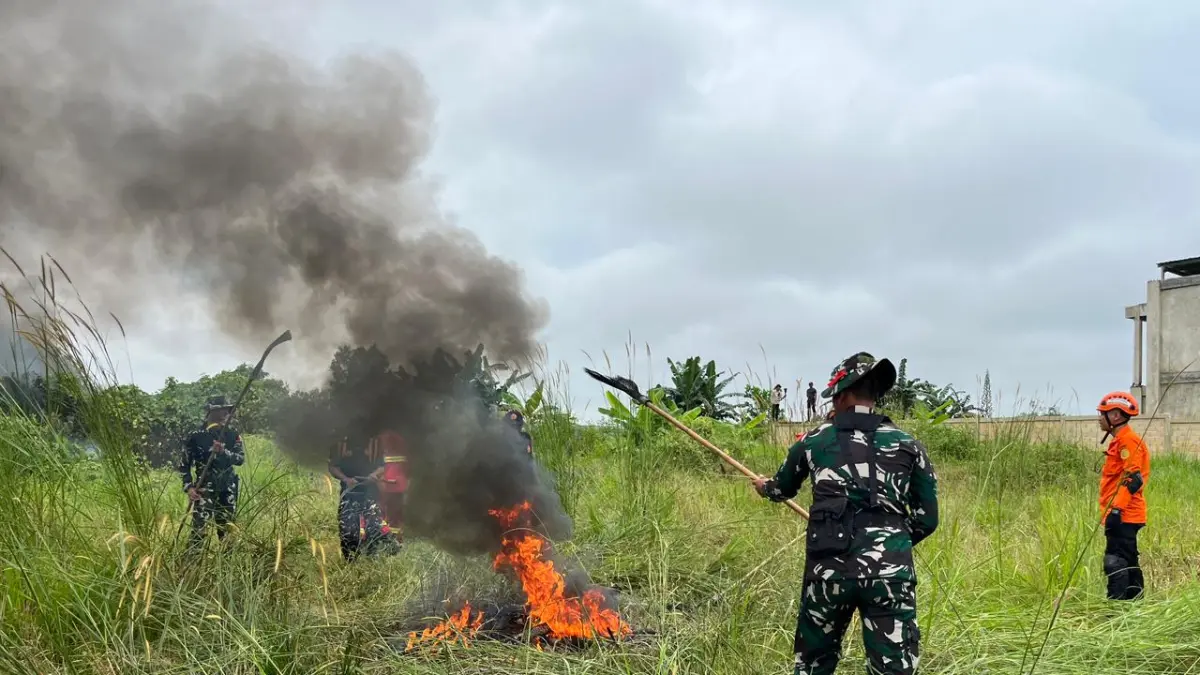 SIMULASI: Personel gabungan mengikuti simulasi penanganan kebakaran hutan dan lahan (karhutla) di Tanah Bumbu, sebagai bagian dari kesiapsiagaan menghadapi musim kemarau 2026. (Foto: BPBD Tanah Bumbu)