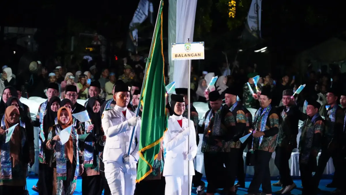 TARGET REALISTIS : Kafilah Balangan saat tampil di pawai pembukaan MTQ Nasional XXXVII Kalimantan Selatan di Kabupaten Barito Kuala