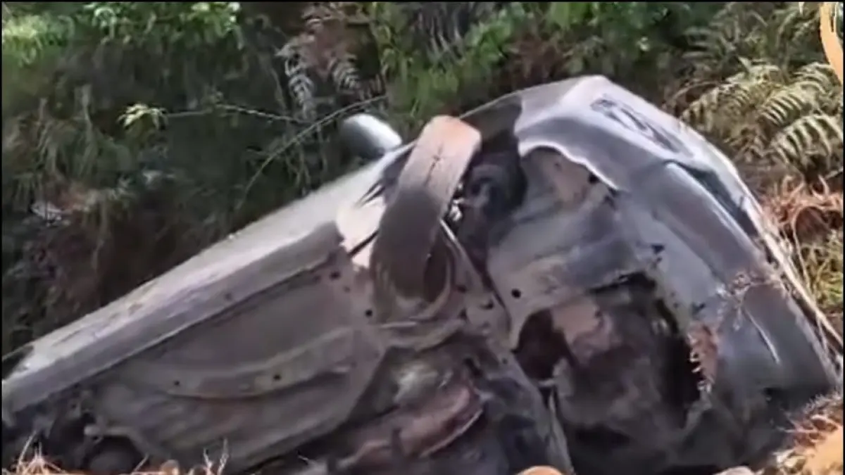 TERBALIK: Sebuah mobil terperosok hingga terbalik di jurang dekat area parkir paralayang, Taman Hutan Raya (Tahura) Sultan Adam, Jumat (3/7/2026). Proses evakuasi kendaraan masih dilakukan petugas. (GRUP EMERGENCY BANJARBARU)
