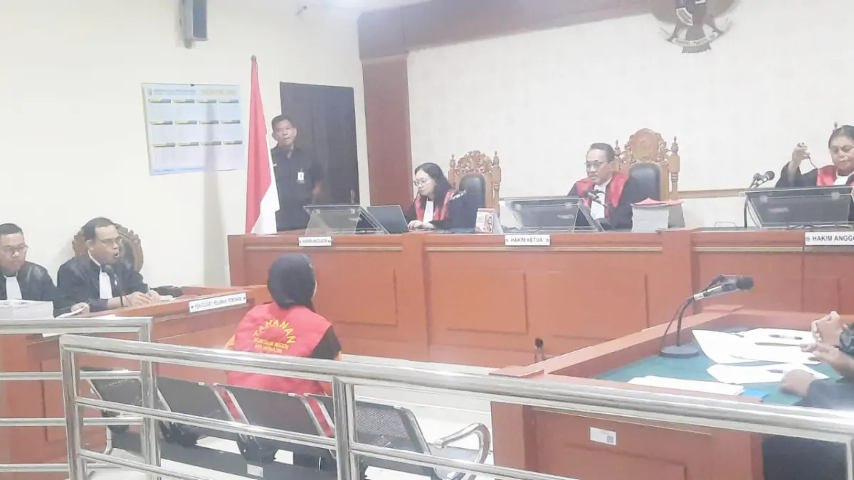 Terdakwa dugaan penggelapan uang perusahaan sebesar Rp7 Miliar, EY mengikuti sidang di PN Banjarmasin. (Muhammad Oscar Fraby/Radar Banjarmasin)
