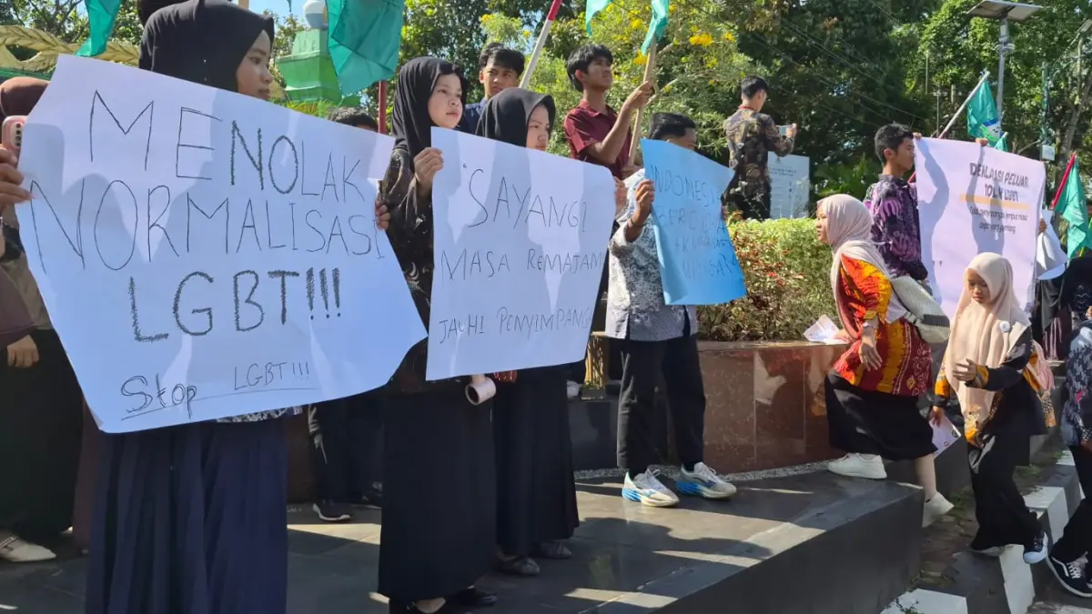 TOLAK : Para pengurus PII dari berbagai daerah di Kalsel saat melakukan aksi moral terkait maraknya LGBT di Bundaran Lampu Merah Pelaihari, Jumat (3/7/2026).