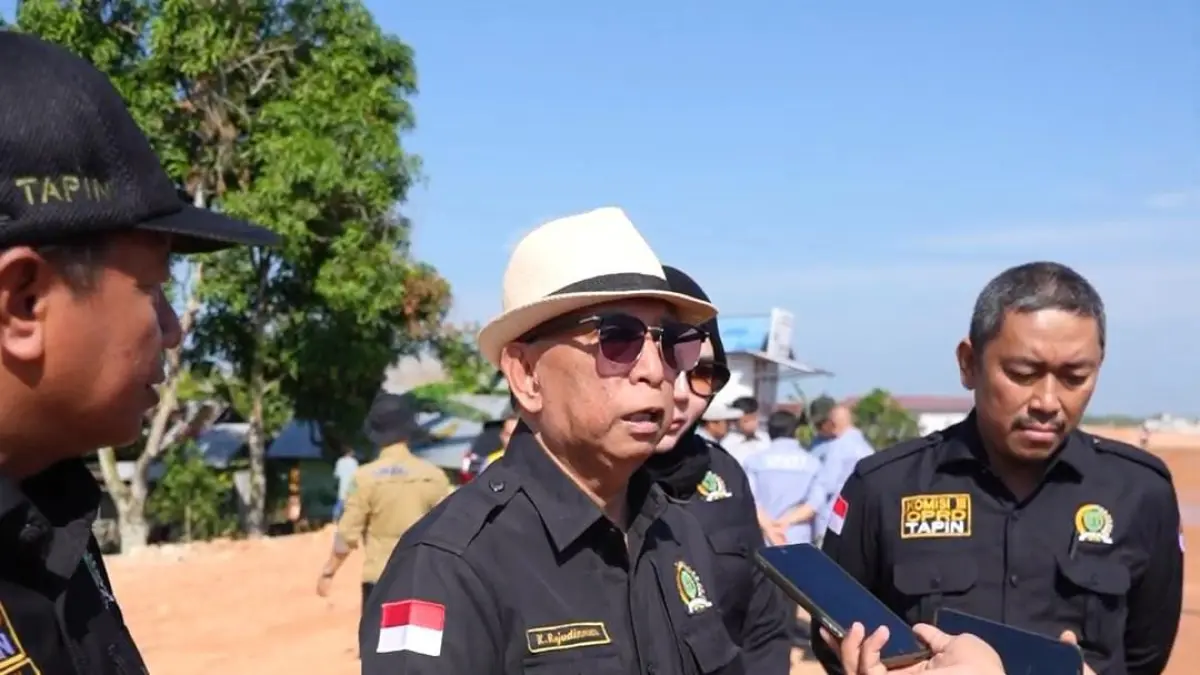 WAWANCARA: Ketua Komisi III DPRD Tapin Rajudin Noor bersama anggota diwawancarai awak media saat monitoring.
Foto Rasidi Fadli&nbsp;