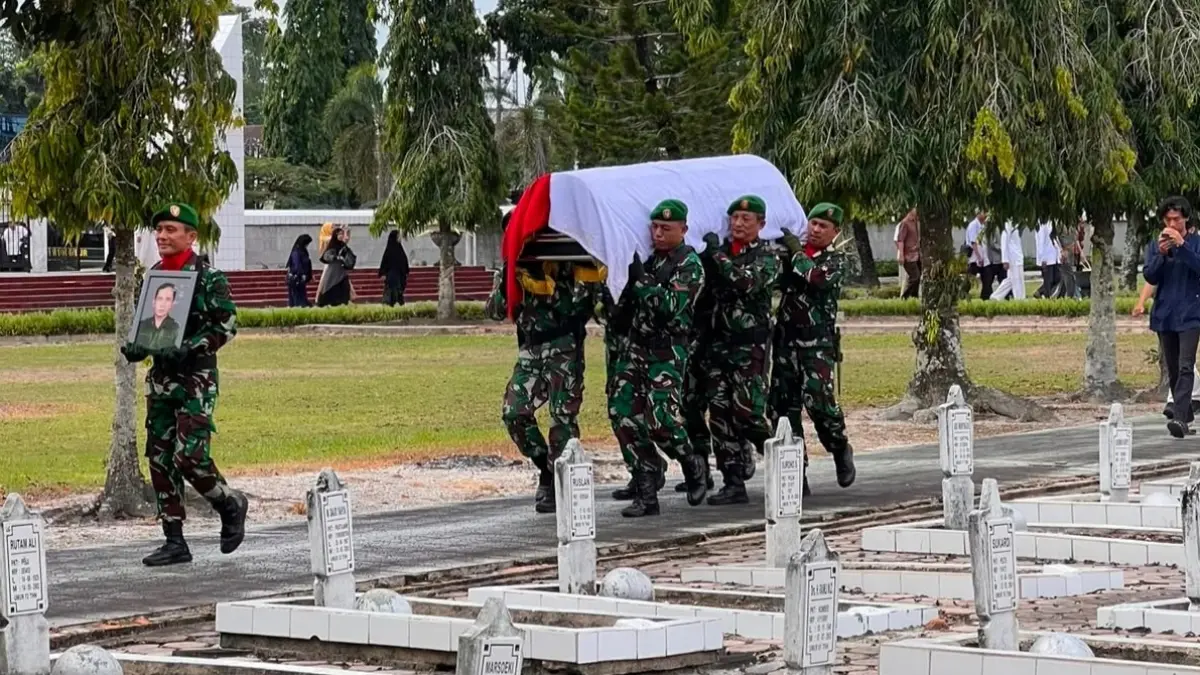 MILITER – Jenazah mantan Ketua DPRD Kalimantan Selatan periode 2009–2014, Kolonel Infanteri (Purn.) Nasib Alamsyah, diberangkatkan menuju Taman Makam Pahlawan Bumi Kencana, Banjarbaru, Jumat (3/7/2026), untuk dimakamkan secara militer sebagai penghormatan atas pengabdiannya kepada bangsa dan negara. 