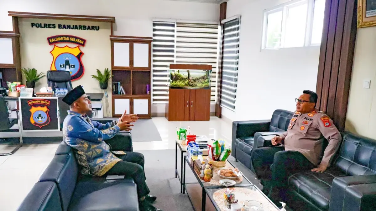 BERBINCANG: Ketua DPRD Kota Banjarbaru H. Muhammad Syahrial berbincang dengan Kapolres Banjarbaru AKBP Pius X Febry Aceng Loda, S.I.K., M.H., saat kunjungan silaturahmi ke Mapolres Banjarbaru.