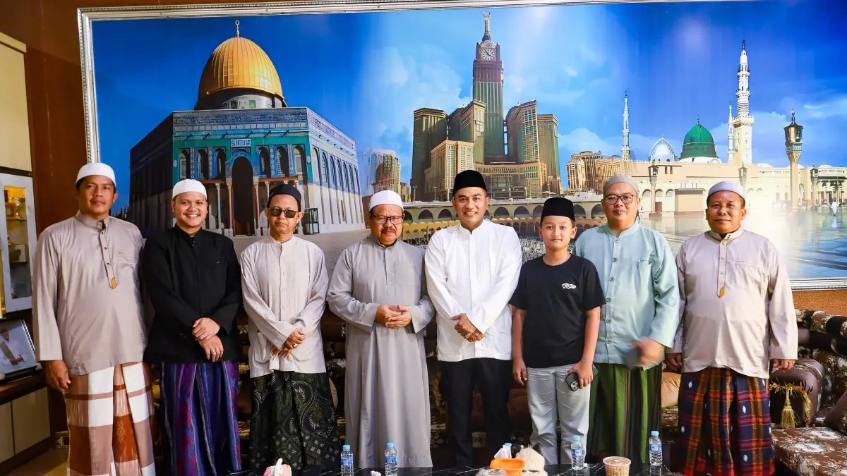 BERSAMA: Ketua DPRD Kota Banjarbaru H. Muhammad Syahrial berfoto bersama Guru H. Himran Mahmud di Pondok Pesantren Darul Ilmi usai bersilaturahmi.