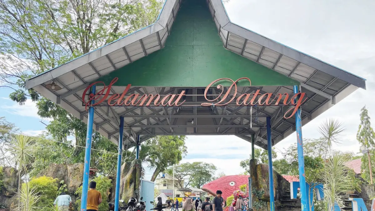 GERBANG: Taman Edukasi Satwa di Jahri Saleh, Kelurahan Sungai Jingah, Kecamatan Banjarmasin Utara. (Foto: Zulvan Rahmatan/Radar Banjarmasin)