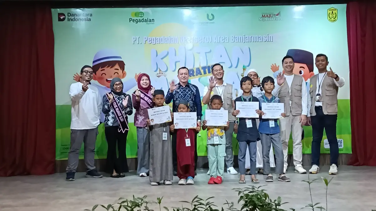 GRATIS: Penyerahan sertikat khitanan gratis secara simbolis untuk peserta khitanan massal gratis Pegadaian bersama Dinas Pendidikan Kota Banjarmasin di Hotel Roditha Banjarmasin, Sabtu (4/7/2026).(Foto: Raudah Anisya/Radar Banjarmasin)&nbsp;&nbsp;