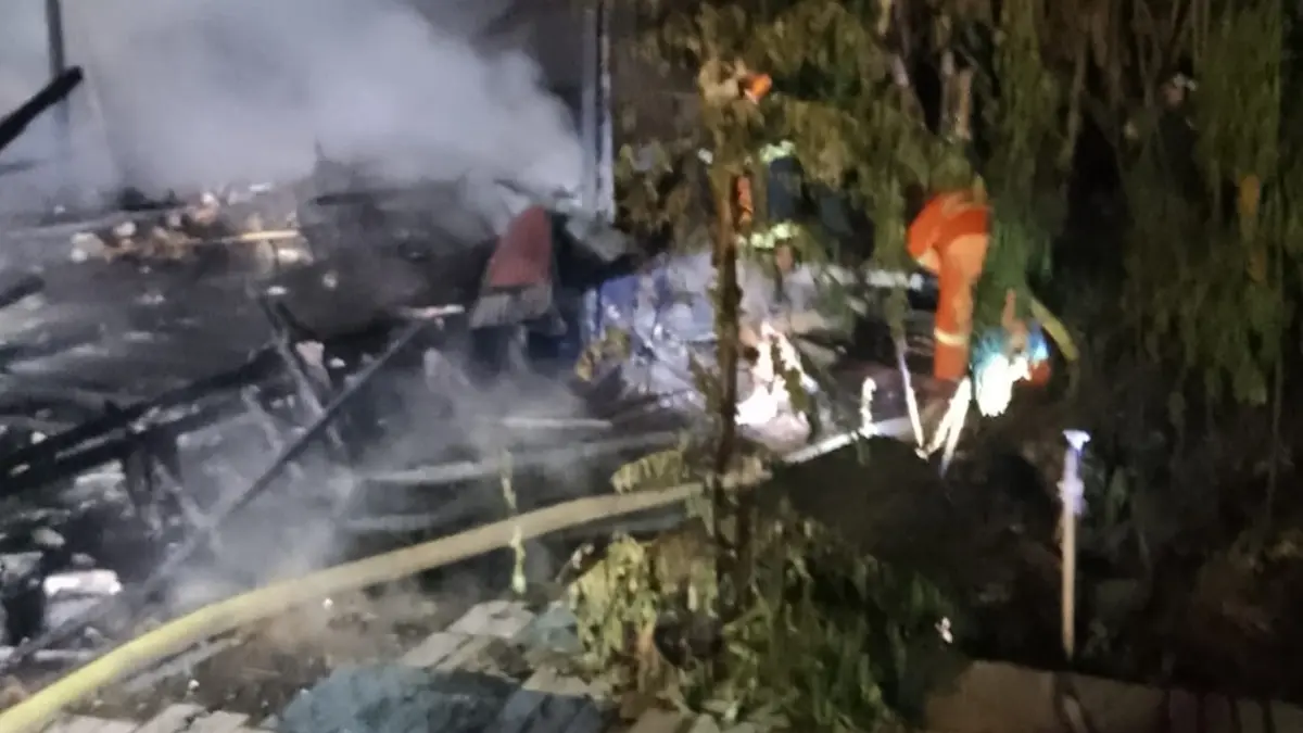 KEBAKARAN: Sebuah rumah warga di Desa Tungkap, Kecamatan Binuang, Kabupaten Tapin, ludes terbakar pada Jumat (3/7/2026) malam. (Foto: Relawan untuk Radar Banjarmasin)