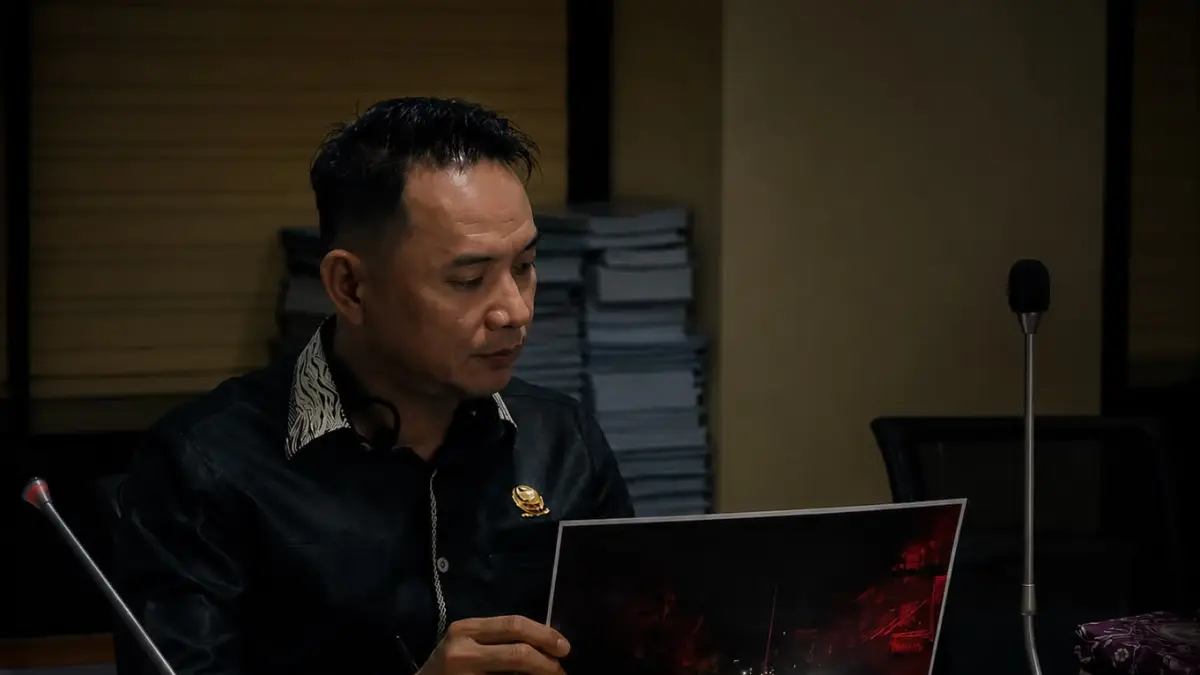MENERIMA KELUHAN: Abu Suwandi melihat foto &nbsp;padam listrik di jalanan pusat kota Bumi Saijaan beberapa hari lalu yang di pantau Radar Banjarmasin.(Foto: Humas PAN Kotabaru)