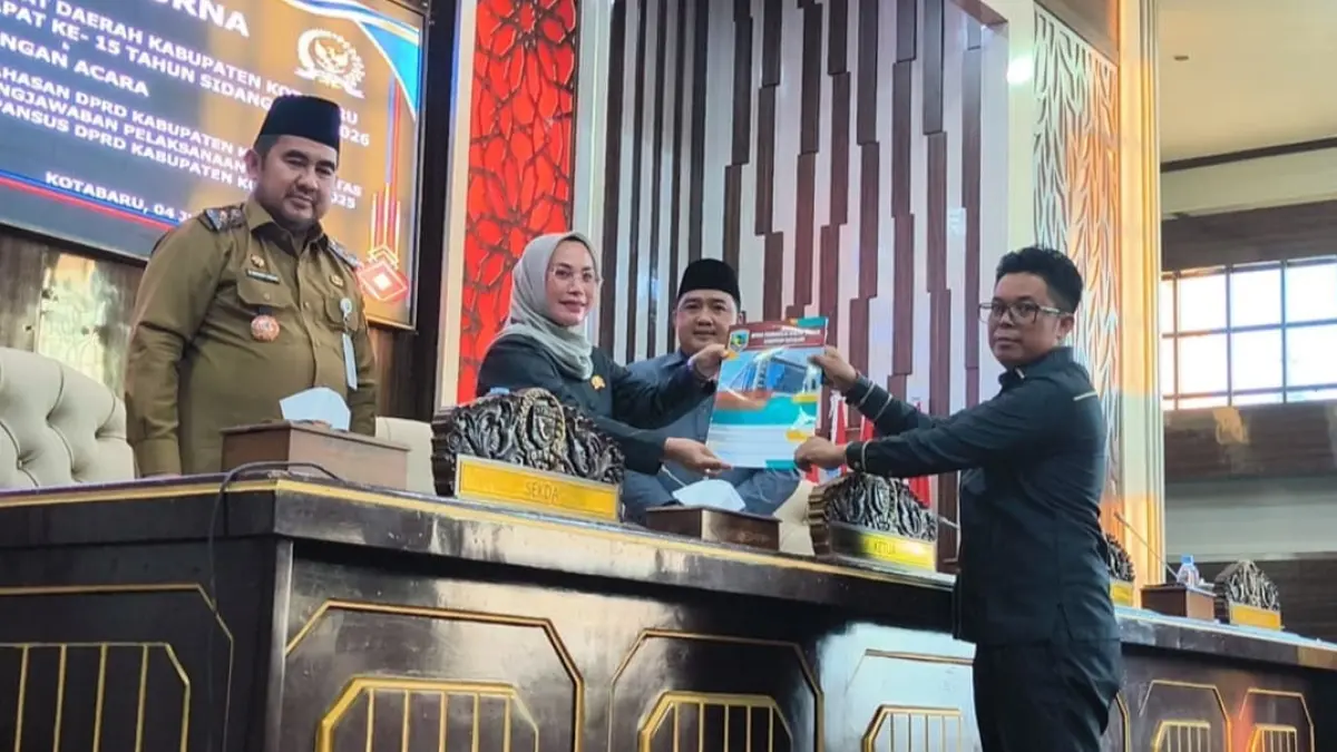 PARIPURNA: Ketua Pansus I DPRD Kotabaru Rahmad menyerahkan laporan akhir revisi Perda Pemilihan Kepala Desa kepada Ketua DPRD Kotabaru Suwanti dalam Rapat Paripurna di Gedung DPRD Kotabaru, Sabtu (4/7/2026). (Foto: Humas DPRD Kotabaru)