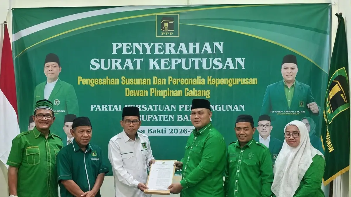 PENYERAHAN SK: Ketua DPC PPP Kabupaten Banjar Febrianor Rahman (kanan) menerima Surat Keputusan (SK) kepengurusan periode 2026–2031.&nbsp;
(DPC PPP BANJAR)