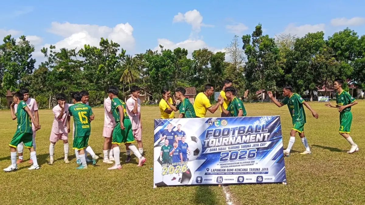 SEMANGAT: Para peserta mengikuti kegiatan pembukaan turnamen sepak bola Taruna Jaya Cup 2026 di Lapangan Bumi Kencana Pelaihari. (Foto : Norsalim Yahya/Radar Banjarmasin)