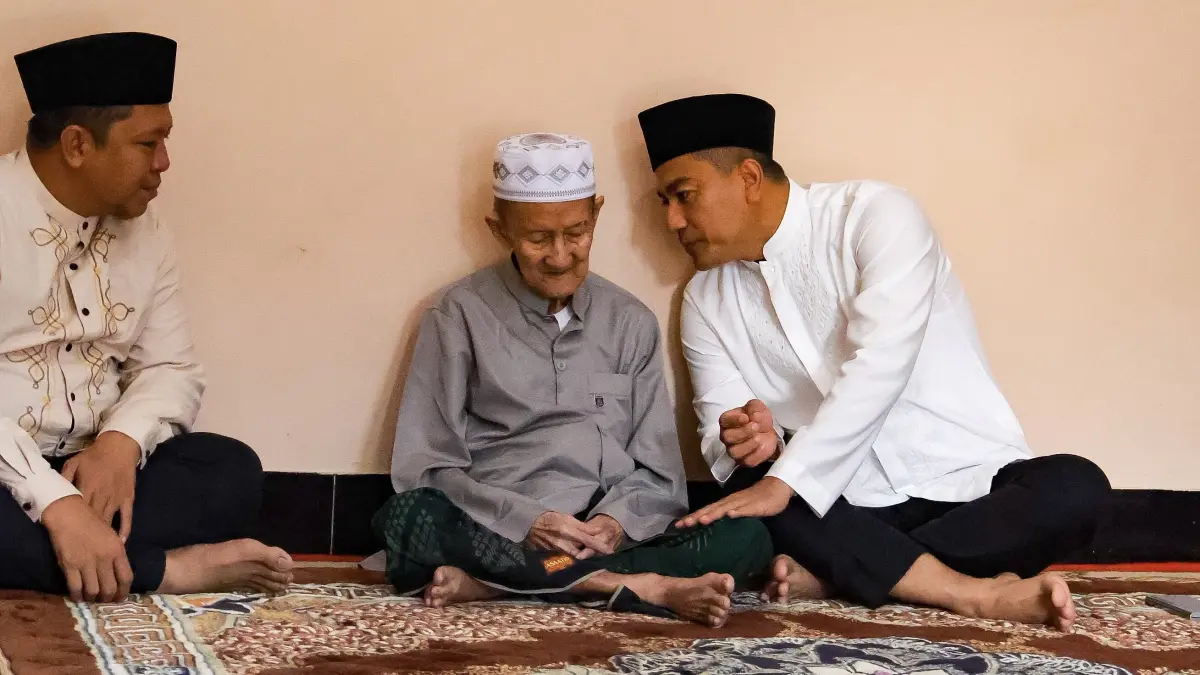 SILATURAHMI:  Ketua DPRD Kota Banjarbaru H. Muhammad Syahrial atau Bang Iyal bersilaturahmi dengan Guru Samsuri, Sabtu (4/7/2026).